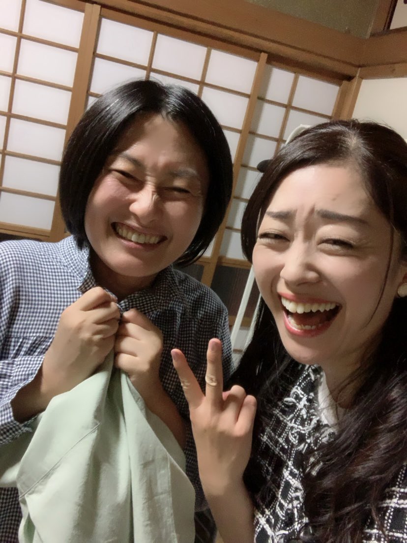 chiezaking's tweet photo. #すかんぽの咲く丘で 御来場いただいた皆様、ありがとうございました！
「波留」として生きたこの期間。
私は熊本出身ですが、「波留」が喋っていたのは博多弁。
ちょっと違うのです。
とはいえ、私の亡くなった母は博多の女でしたので、母方の親戚に方言に関していろいろと相談したりもして、良い機会をいただきました。

私たちの前には私たちの前に生きた家族がいて、その命が続いたからこそ私たちがいる。
ややこしいけど切っても切れない。
例え離れていても、会えば礼儀も遠慮も無くなる。
それが従兄弟(従姉妹)という存在。

たーくさん話し合って、たーくさんトライして、たーくさん戦いました♪

写真は姫祭りでお世話になってる年清さんと、同郷のなほちゃん✨
ラストシーンは #星野裕矢 さんの生演奏も相まって、毎回めちゃくちゃ泣くの我慢してた！
マ、ジ、で！w

最高に楽しかった！
ありがとうございましたぁ💕