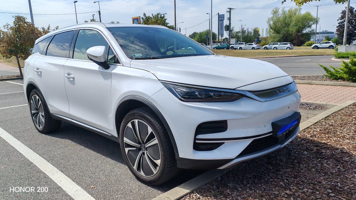 SirDannyL's tweet photo. #Byd #Tang Szerintem van akkora mint egy Audi Q7. https://t.co/OyWgt7xfQ1