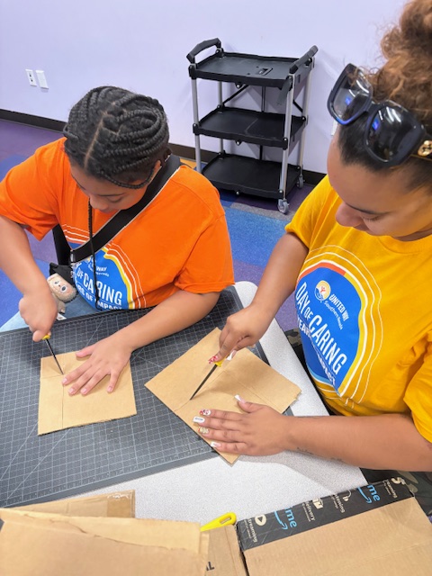 A huge THANK YOU to the amazing team from NEATO for lending their time and energy during United Way’s #DayofCaring! 💜 

Your support helps us keep inspiring curiosity, creativity, and learning for kids across our community.