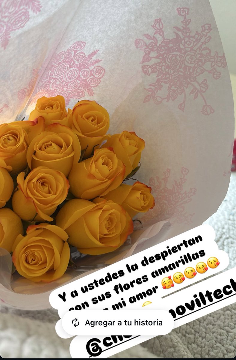 Flores para la rubia y un perfumito !! Cosas de poco costo que hacen grandes momentos 😍😍 la carita que puso ☺️☺️ se le hiso su desayunito tambien