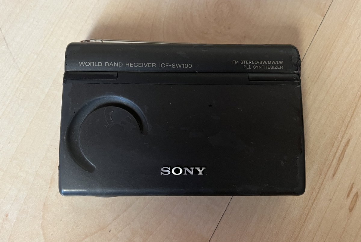 RadioHacking's tweet image. Por fin tengo la legendaria Sony ICF-SW100 en la colección. Una radio diminuta de Onda Corta que tiene hasta SSB. Una de las joyas que hizo Sony en los 90. Pocas radios tan pequeñas han sido tan grandes. #shortwave #Sony 📻👇👇👇