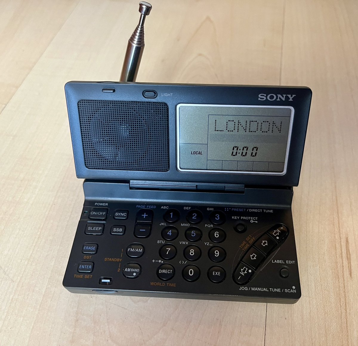 RadioHacking's tweet image. Por fin tengo la legendaria Sony ICF-SW100 en la colección. Una radio diminuta de Onda Corta que tiene hasta SSB. Una de las joyas que hizo Sony en los 90. Pocas radios tan pequeñas han sido tan grandes. #shortwave #Sony 📻👇👇👇