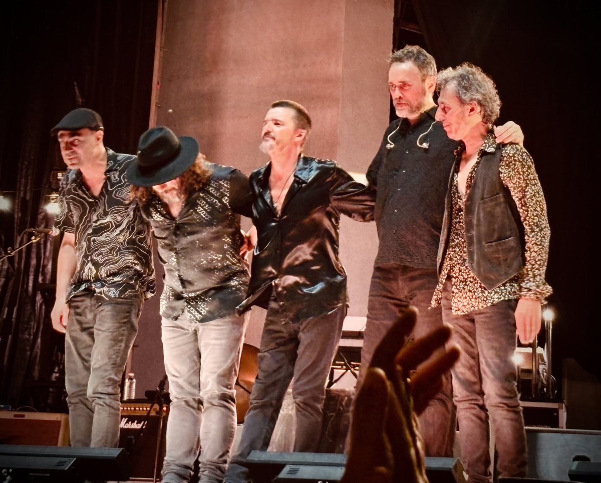 Pedazo de banda lleva ⁦<a href="/Coque_Malla/">Coque Malla</a>⁩. Como disfrutamos el viernes en Murcia 🎸🎸