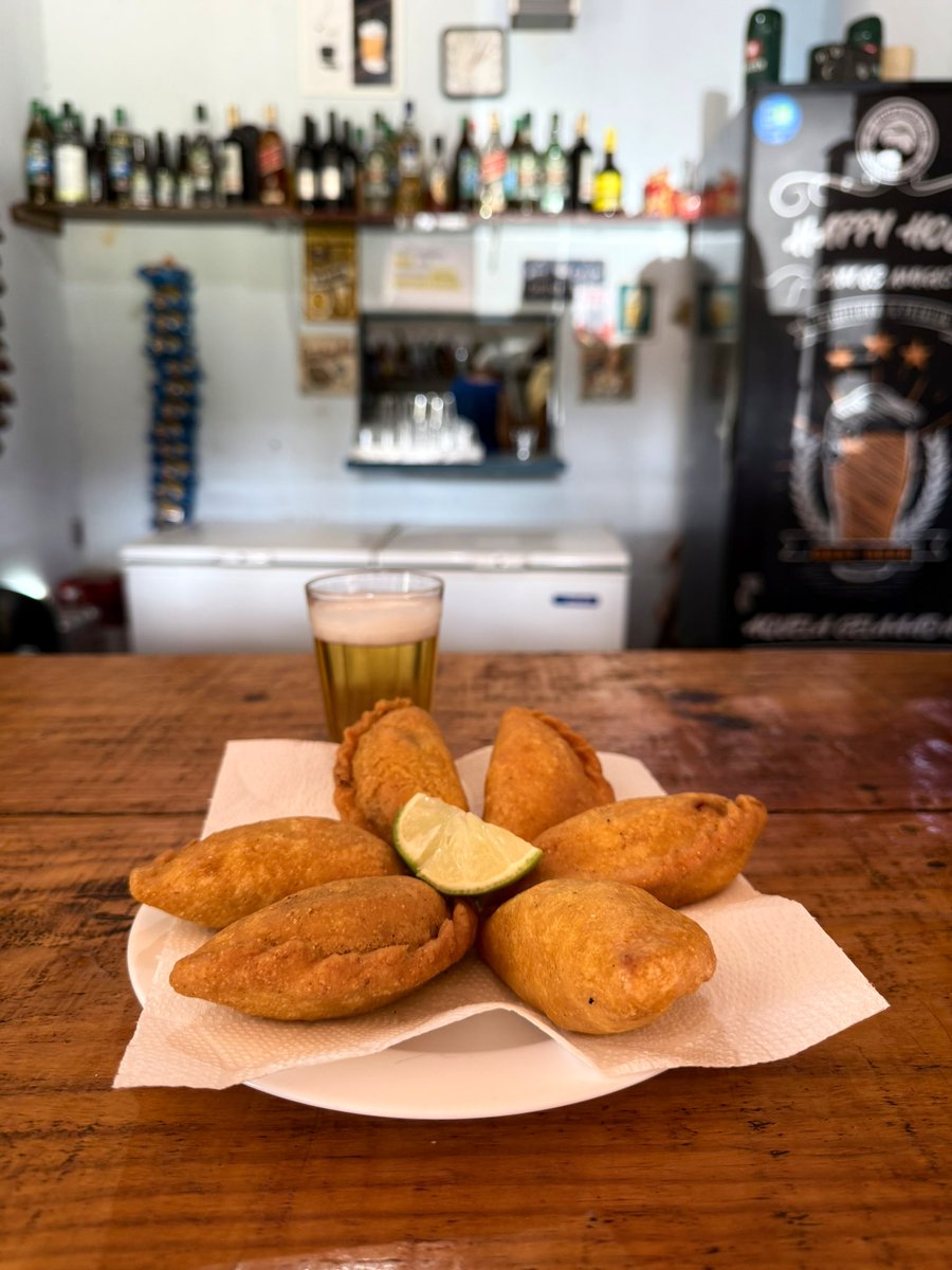 oncevaibh's tweet image. Dominguinho de Barzinho: afastamos um pouquinho de Belo Horizonte, logo ali, em Moeda Velha. O ótimo pastel de angu, recheado com carne moída e umbigo de banana, é receita passada de mãe pra filha. Em breve a gente fala mais do glorioso Bar do Elmo pra vocês.