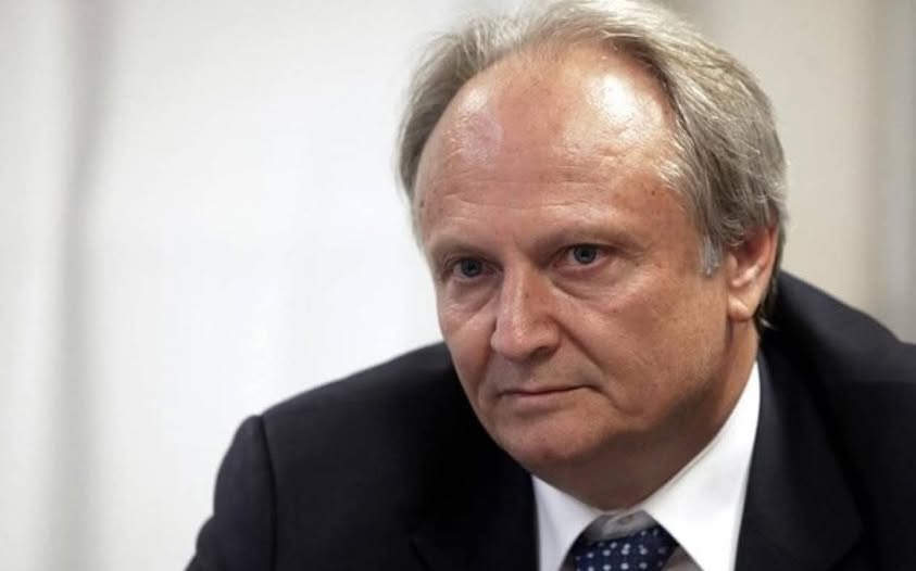 Για όποιους δεν θυμούνται ή δεν γνωρίζουν ποιος είναι ο Αδριανός που έδιωξαν χθες κακήν κακώς οι αγρότες και οι κτηνοτρόφοι:
Ήταν ο υφυπουργός του Καραμανλή που παραλάμβανε τα dvd του Θέμου για τον Ζαχόπουλο, ο οποίος μετά πήδηξε απ' το μπαλκόνι και έμεινε ανάπηρος.