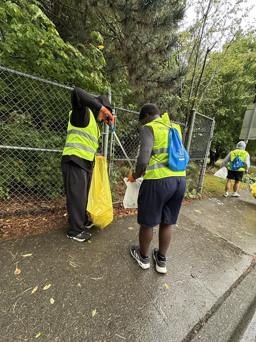 TWolvesFBall's tweet photo. Big thanks to these players for spending an early Sunday morning helping to keep Mill Creek clean! We appreciate you!
#jhsfootball #thepack #3strong #AsOne #mbk #community #millcreek #millcreekwa #volunteer #adoptastreet https://t.co/zslQdq18GR