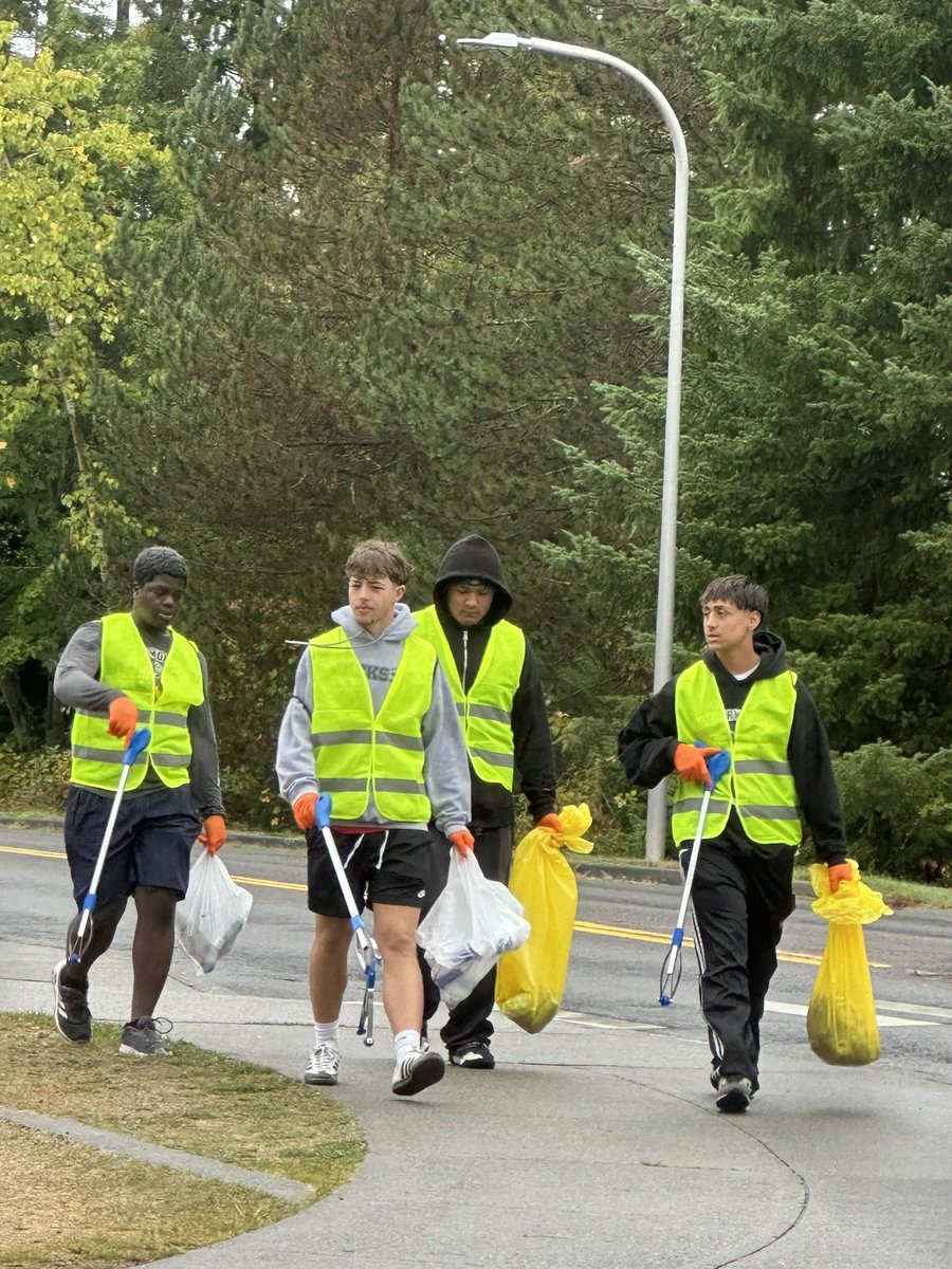 TWolvesFBall's tweet photo. Big thanks to these players for spending an early Sunday morning helping to keep Mill Creek clean! We appreciate you!
#jhsfootball #thepack #3strong #AsOne #mbk #community #millcreek #millcreekwa #volunteer #adoptastreet https://t.co/zslQdq18GR