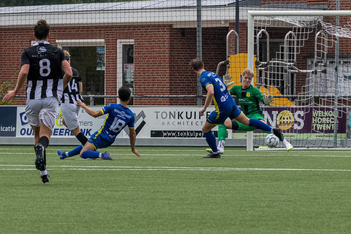 Het verslag van NEO vs <a href="/OldeVeste/">💛💙vv d' Olde Veste '54💙💛</a> staat hier te lezen shorturl.at/pmNWM Op de foto van Jaap Engelsman de 2-0 van Kevin van den Brug.