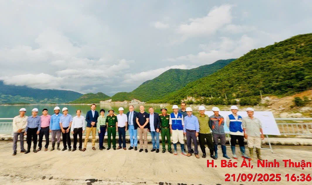 Visite des Sénateurs français sur le chantier en pleine d'activités du projet Bac Ai de EVN contribuant activement a la transition énergétique bas carbone au Vietnam.
#JETP #GlobalGateway