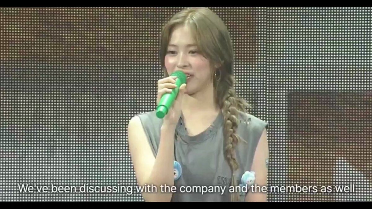 imagine being so OT1 you gotta blur an ITZY member’s face when they’re literally this 😭 btw thank u Ryujin, Lia, Yeji, Chaeryeong and Yuna for renewing the contract. ITZY are FIVE.