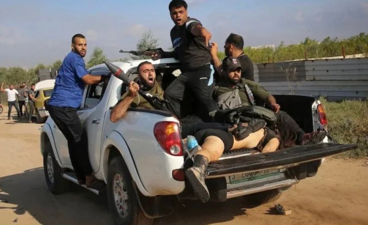 Niet vergeten. Dit zijn Palestijnse burgers uit Gaza die al zingend en feestvierend terugkeren na hun moordpartij op Joodse vrouwen en kinderen op 7 Oktober 2023.