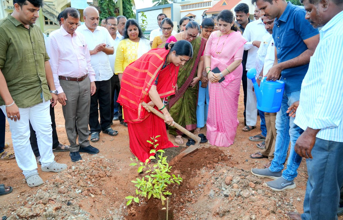 DrPrabhaSSM's tweet image. ದಾವಣಗೆರೆಯ ದೇವರಾಜ ಅರಸು ಬಡಾವಣೆಯಲ್ಲಿ ₹46 ಲಕ್ಷ ಅನುದಾನದೊಂದಿಗೆ ಉದ್ಯಾನವನದ ಅಭಿವೃದ್ಧಿ ಹಾಗೂ ಸುತ್ತಮುತ್ತಲಿನ ಸ್ವಚ್ಛತಾ ಕಾರ್ಯಗಳಿಗೆ ಚಾಲನೆ ನೀಡಲಾಯಿತು. 

ಈ ಸಂದರ್ಭದಲ್ಲಿ ಹಸಿರುಮಯ ಪರಿಸರ ನಿರ್ಮಾಣದ ಸಂಕೇತವಾಗಿ ಸಸಿಗಳನ್ನು ನೆಡುವ ಮೂಲಕ ಕಾರ್ಯಕ್ರಮವನ್ನು ಆರಂಭಿಸಲಾಯಿತು.
#davangere #devarajarasulayout #parkdevelopment…