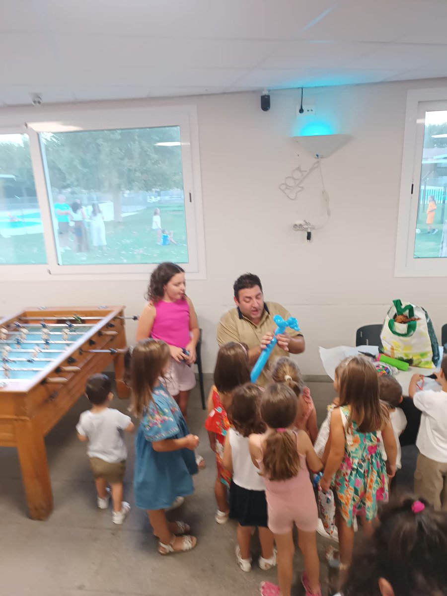 Que mejor regalo para el cumpleaños que el #magotutan . #magia y #globoflexia para que tengan un recuerdo inolvidable, ayer en #ribaforada hubo hasta disfraz.

#espectaculo #show #entretenimiento #actuación #cumplemagia #cumpleaños #niños #familia #risas