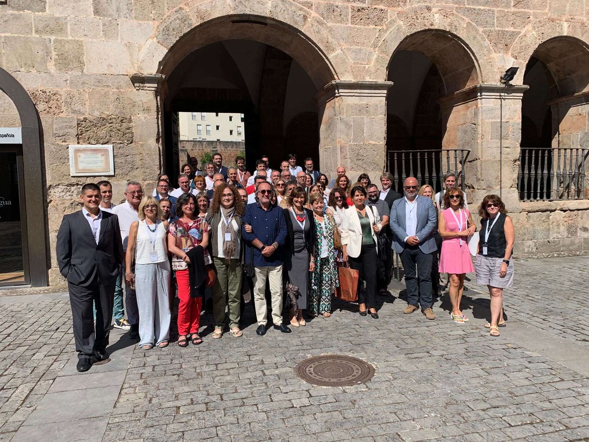 EditorialUC's tweet photo. 📚 Nuestra directora participó en el III Encuentro de Edición Científica y Académica en San Millán de la Cogolla, junto a colegas de @UIBuniversitat , @UniHuelva , @UMU.
🌍 Un impulso conjunto al español como lengua de ciencia.

@unelibros @unican https://t.co/ENXZZDGCUI