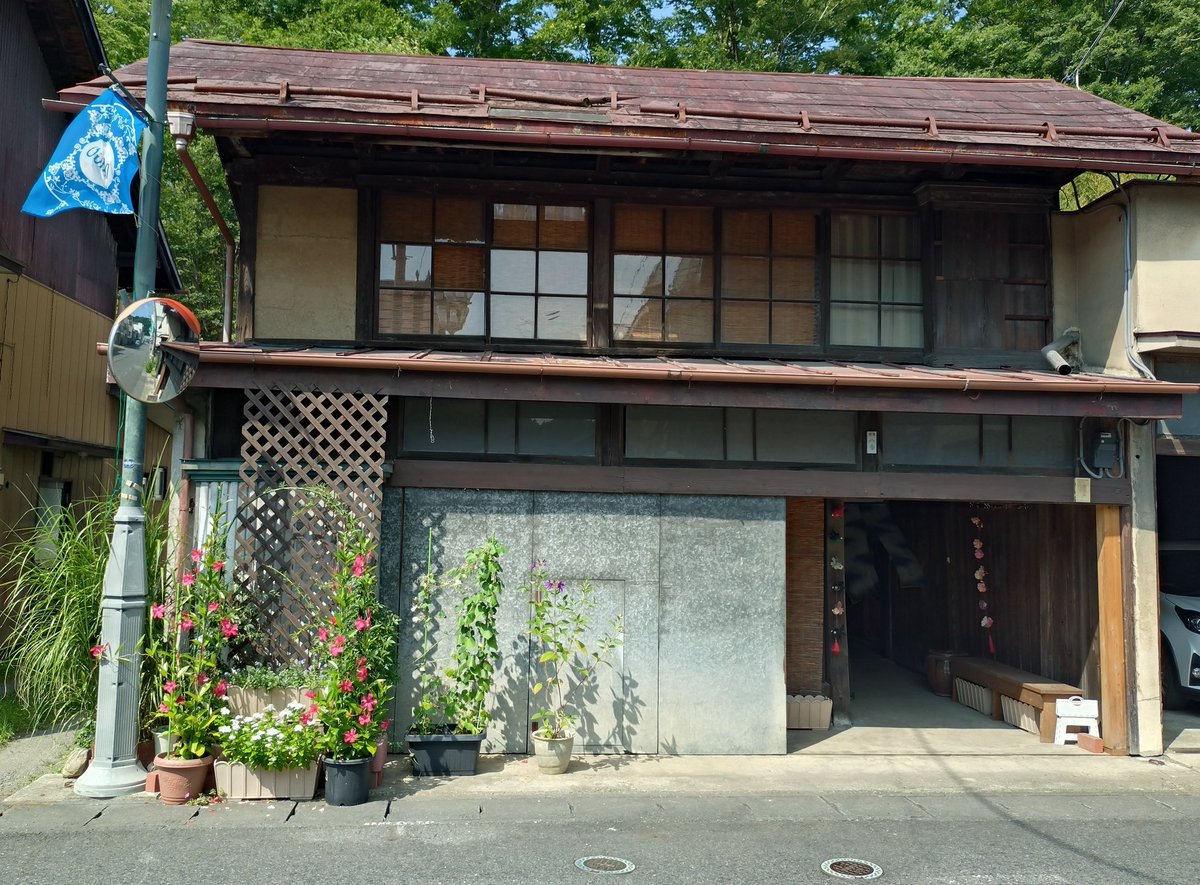 最近は、旅に出る時は列車をメインにしてます。
バイクやクルマも良いのだけど、駅を出て歩くと、こんな素敵な出会いがあるので"いいなぁ"と立ち止まれる
このゆったりした感じが好きなんですよね〜