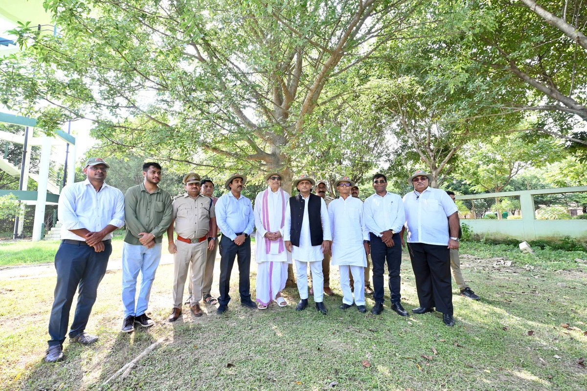 yadavakhilesh's tweet image. पर्यावरण का संतुलन मानव-वन्यजीव के संबंधों के बीच भी संतुलन स्थापित करता है और आसपास के लोगों के लिए जीवनयापन के आर्थिक साधन भी। इटावा लायन सफ़ारी समाजवादियों की इसी बड़ी सोच का जीता जागता उदाहरण है। यहाँ आना हमेशा एक सुखद अनुभव होता है।

इटावा लायन सफ़ारी की देखरेख में ईमानदारी…