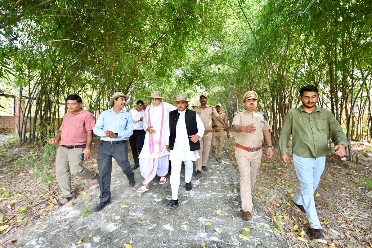yadavakhilesh's tweet image. पर्यावरण का संतुलन मानव-वन्यजीव के संबंधों के बीच भी संतुलन स्थापित करता है और आसपास के लोगों के लिए जीवनयापन के आर्थिक साधन भी। इटावा लायन सफ़ारी समाजवादियों की इसी बड़ी सोच का जीता जागता उदाहरण है। यहाँ आना हमेशा एक सुखद अनुभव होता है।

इटावा लायन सफ़ारी की देखरेख में ईमानदारी…