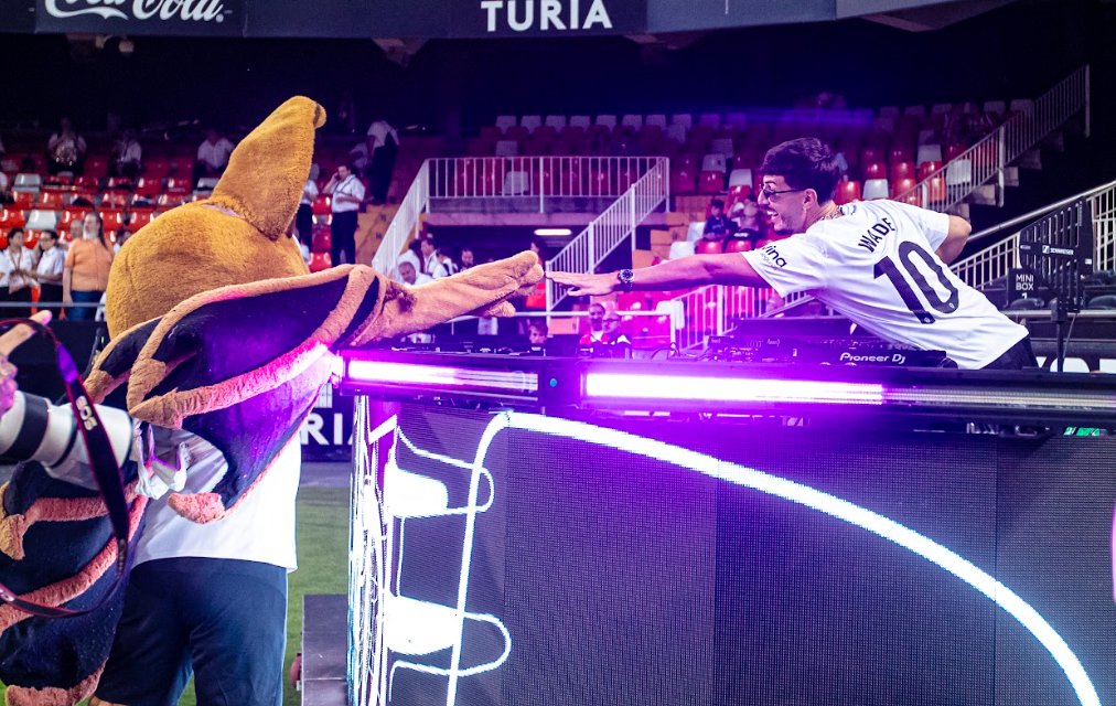 ¿Una sesión de electrónica a pie de campo antes de un partido de <a href="/LaLiga/">LALIGA</a> ? Pues eso ocurrió por primera vez ayer en el campo de <a href="/valenciacf/">Valencia CF</a> de la mano de <a href="/wade_tweet/">Wade</a>  No nos extraña, hay mucha tradición musical tinyurl.com/4yxwhtv9