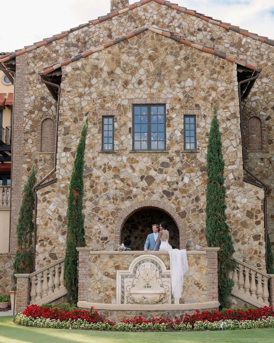 Vows, vineyards, and villa views — Italian dreams do come true

Host: @StyledShootsAcrossAmerica | Planning: @heatherbengeofficial | Assistants: @alexiawoolumssaa, @amodernfete, @lacedwithgraceinfo | Venue: @bellacollinaweddings
