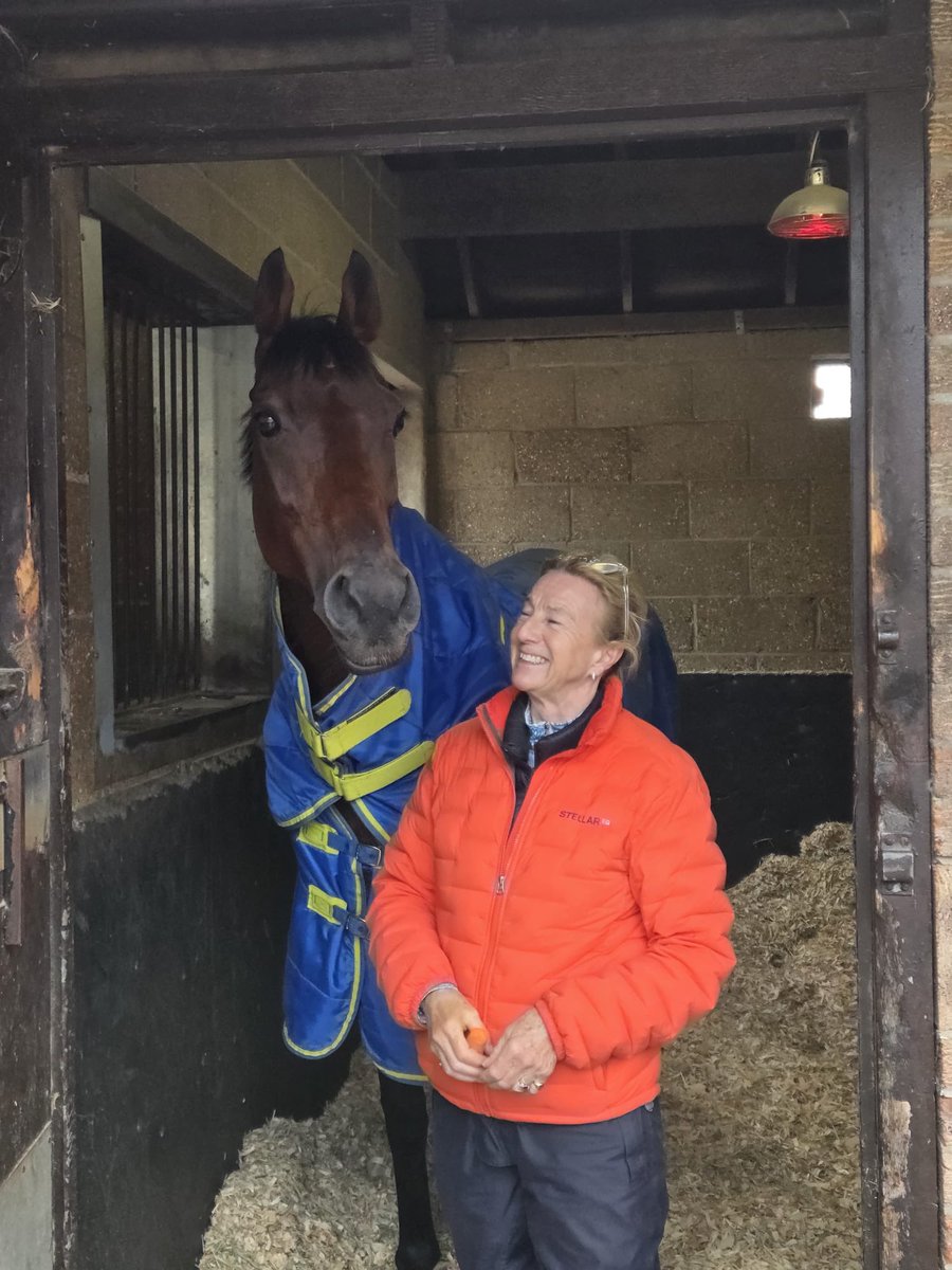 RacingTV's tweet image. The loveable Hamish and his best friend Maureen Haggas! The son of Motivator is still going strong aged nine. He has won over £900k and eight Group 3 races, and finished second in the Irish St Leger. Legend ❤️ 

@HenryCecilWknd @WilliamHaggas