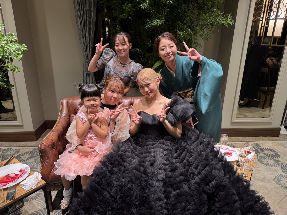 友達の結婚式💐

幼稚園の頃からの付き合いで
色々と込み上げてくるものがありました😌

彼女の好み的に派手な色のドレスは選ばないだろうなと思っていたら
予想通り黒のドレス👗🖤

黒のドレスがこんなに似合うってどんだけカッコいいねん！🤣

幸せの余韻…👰🏻‍♀️