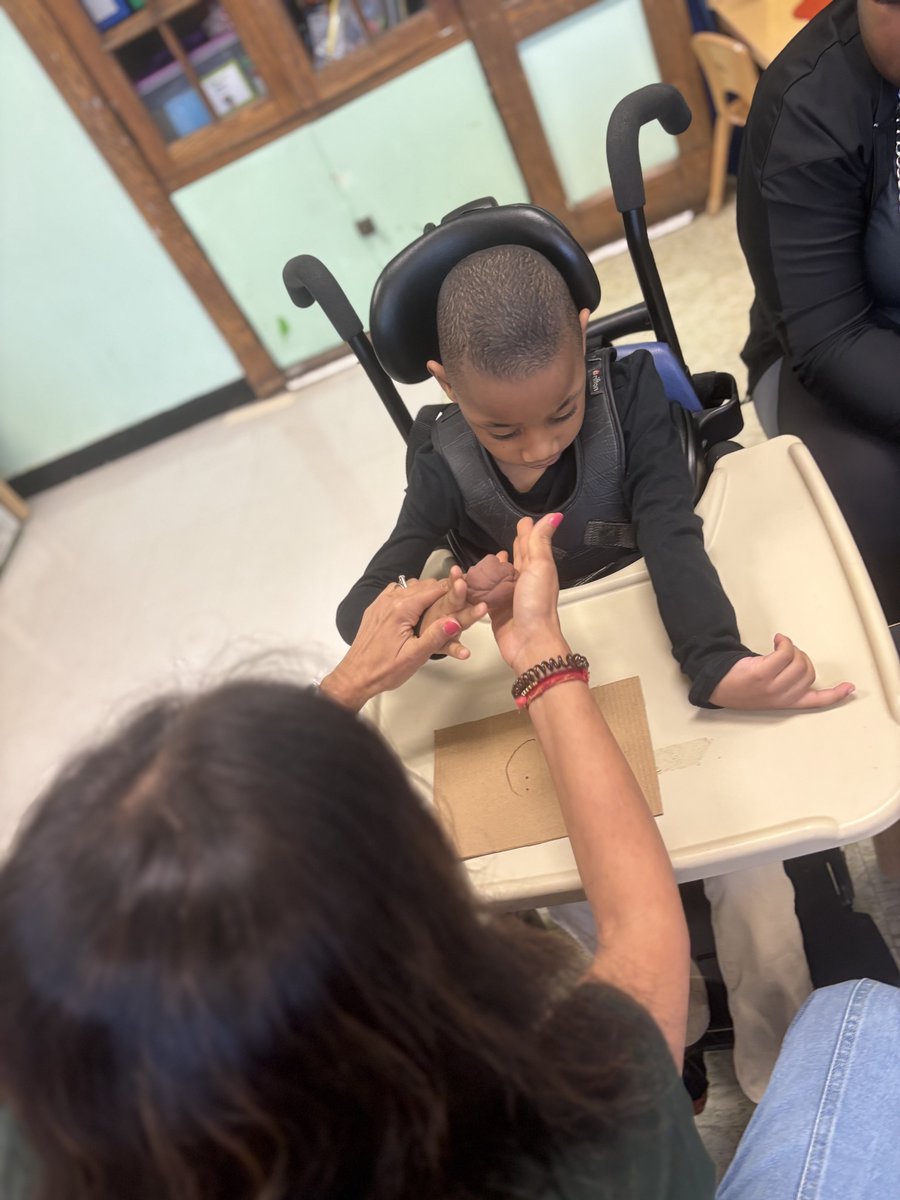 Baer students read \, image size:900x1200