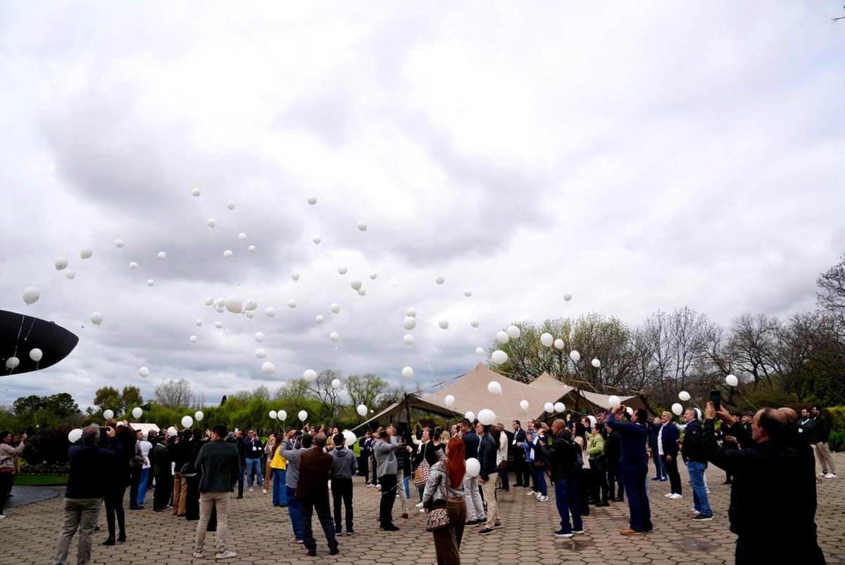MUPLV's tweet image. Los participantes del IX Simposio Internacional participan en el @MUPLV  en Jardín de Paz de Grupo Jardín del Pilar
#SomosALPAR #CelebraLaVida #UnidorPorLaVida