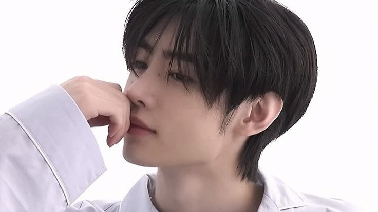 OS #sunsun : "Flores amarillas"

Las flores amarillas eran la debilidad de Sunoo, y sus indirectas siempre quedaban en el aire… hasta que Sunghoon decidió atraparlas todas. El día señalado, llegó con un ramo en mano, dejando claro que para él, Sunoo era su mayor primavera.