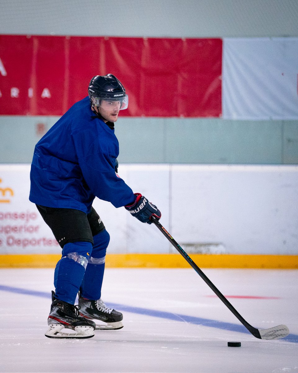 FCBhockeygel's tweet photo. 🙌 El primer equip, ja s'entrena sota les ordres de Petri Liimatainen 

💪 Abans del primer partit de Lliga del proper dissabte, l'equip ha disposat de diversos entraments abans del debut

🫡 Ja no queda res perquè això començi

🔵 #ForçaBarça 🔴 https://t.co/hZaxo0Owuq