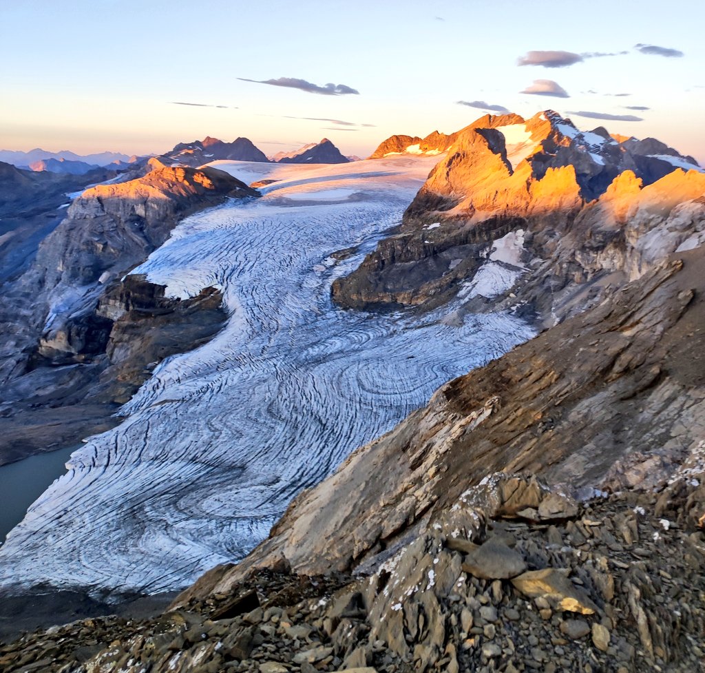 matthias_huss's tweet image. 110 years ago, glaciologists climbed up to Claridenfirn 🇨🇭 to start the longest measurements of #glacier mass balance worldwide. 
Yesterday morning, the scene looked so different! Still beautiful, but the ice got slim... Almost sentimental to see another crazy year up there