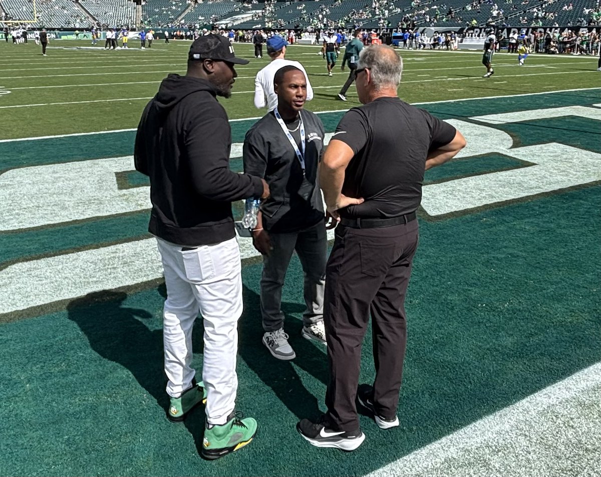 JClarkNBCS's tweet image. Eagles Oline coach Jeff Stoutland catching up with Captain LeGarrett  Blount and Darren Sproles pregame