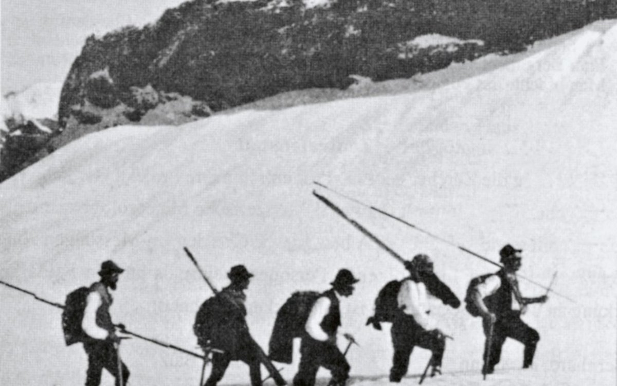 matthias_huss's tweet image. 110 years ago, glaciologists climbed up to Claridenfirn 🇨🇭 to start the longest measurements of #glacier mass balance worldwide. 
Yesterday morning, the scene looked so different! Still beautiful, but the ice got slim... Almost sentimental to see another crazy year up there