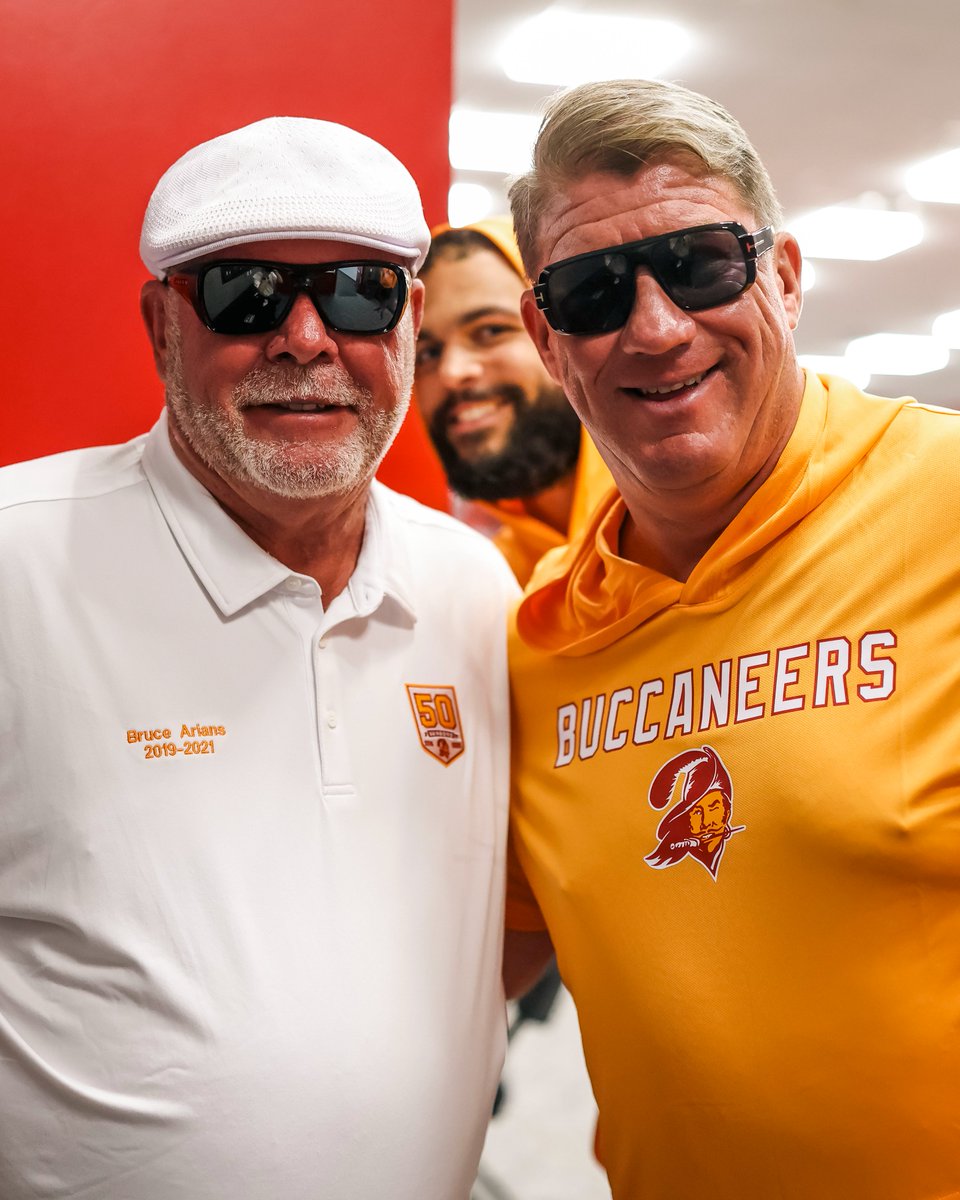 Buccaneers's tweet image. The greatest photobomb 📸😂