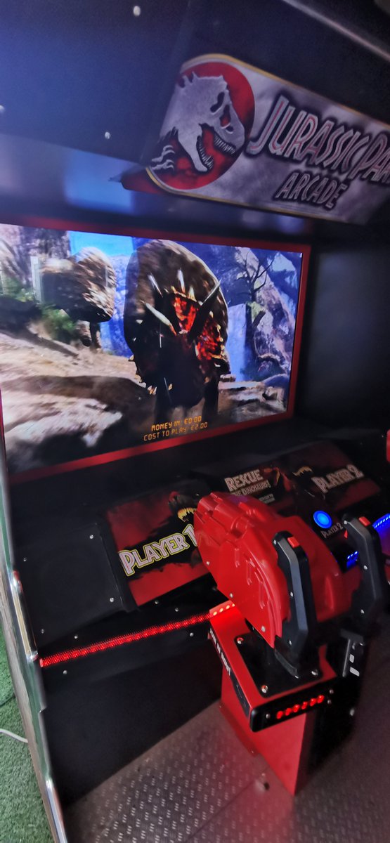 It's time for another arcade spotting post. During a week in Spain I spotted exactly two machines, both being the Jurassic Park Arcade by <a href="/rawthrills/">Raw Thrills</a>. The beat up one I found at a zoo, and the second one was hiding in a shopping mall. youtu.be/pKkTBVQBzvo
