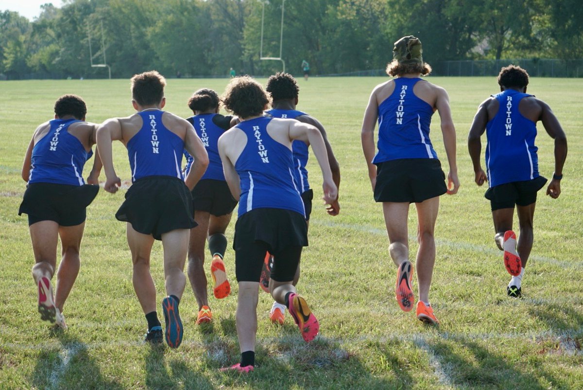 SfromMr's tweet image. To be a fly in that huddle ... I would love to hear what he says to them. All I know is that our top 5 went sub-19, and our V squad beat one of our conference rivals. 

The sacrifices are being noticed. Your hard work is paying off. 

Keep flying high, BLUEJAYS!