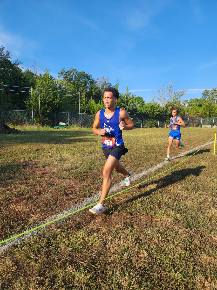 SfromMr's tweet image. To be a fly in that huddle ... I would love to hear what he says to them. All I know is that our top 5 went sub-19, and our V squad beat one of our conference rivals. 

The sacrifices are being noticed. Your hard work is paying off. 

Keep flying high, BLUEJAYS!