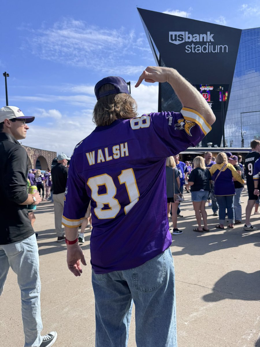 ✅ Older than me
✅Funny and ironic 
<a href="/PhilMackey/">Phil Mackey 🎙</a>