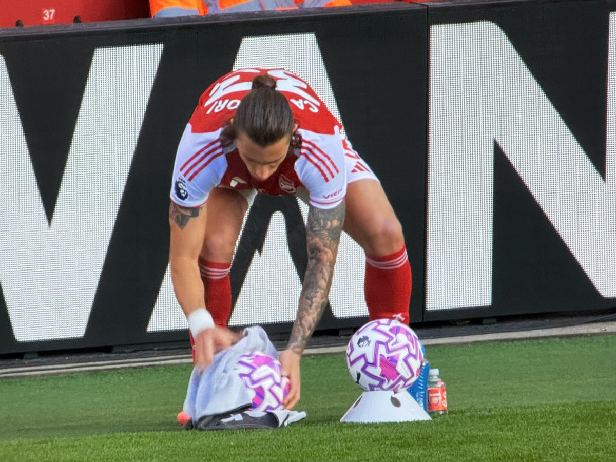 Is this not a breach? 100% towels are banned in the EFL. Pretty sure it's the same in the Prem which is why every club now employs the multi-ball system. 
Can anyone confirm or otherwise? <a href="/premierleague/">Premier League</a> 
Either way it's a very Tony Pullis tactic. 
#setpiecefc