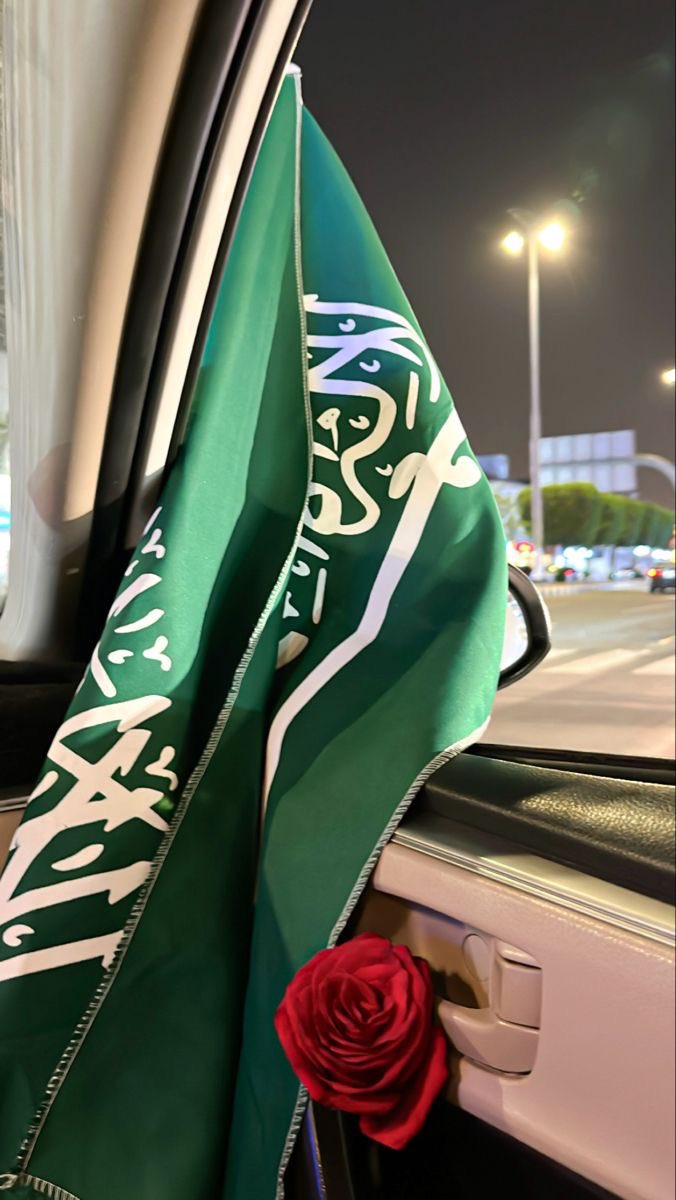 تطيح روس وبيرق العز ماطاح
شامخ يورثه الحفيد لحفيده

-مشعل الحارثي 

#اليوم_الوطني_السعودي_95