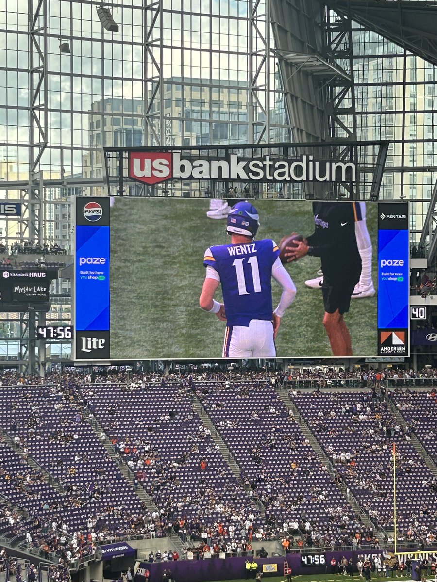 AndyOnTheAM's tweet image. Carson Wentz getting ready for his first start as a Minnesota Viking #ProBison