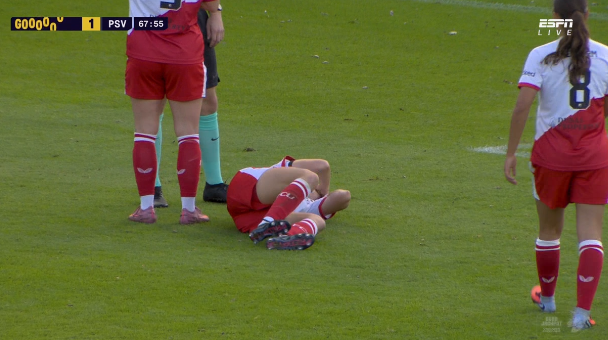 KLV_Ball's tweet photo. psv scores when utrecht has like 3 dead players on the pitch smh

#UTRPSV https://t.co/iIqfR1zOfD