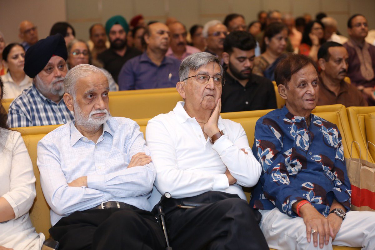 The audience was addressed by Guest of Honour, Dr. Soniya Nityanand, Vice-Chancellor of KGMU, Lucknow.

Senior journalist Sharat Pradhan also shared a few words at the session. 

This session of #Kitaab Lucknow with Dr. Ambrish Mithal and Shivam Vij sparked thought-provoking