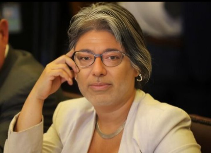 Esta wna jamás será presidente.