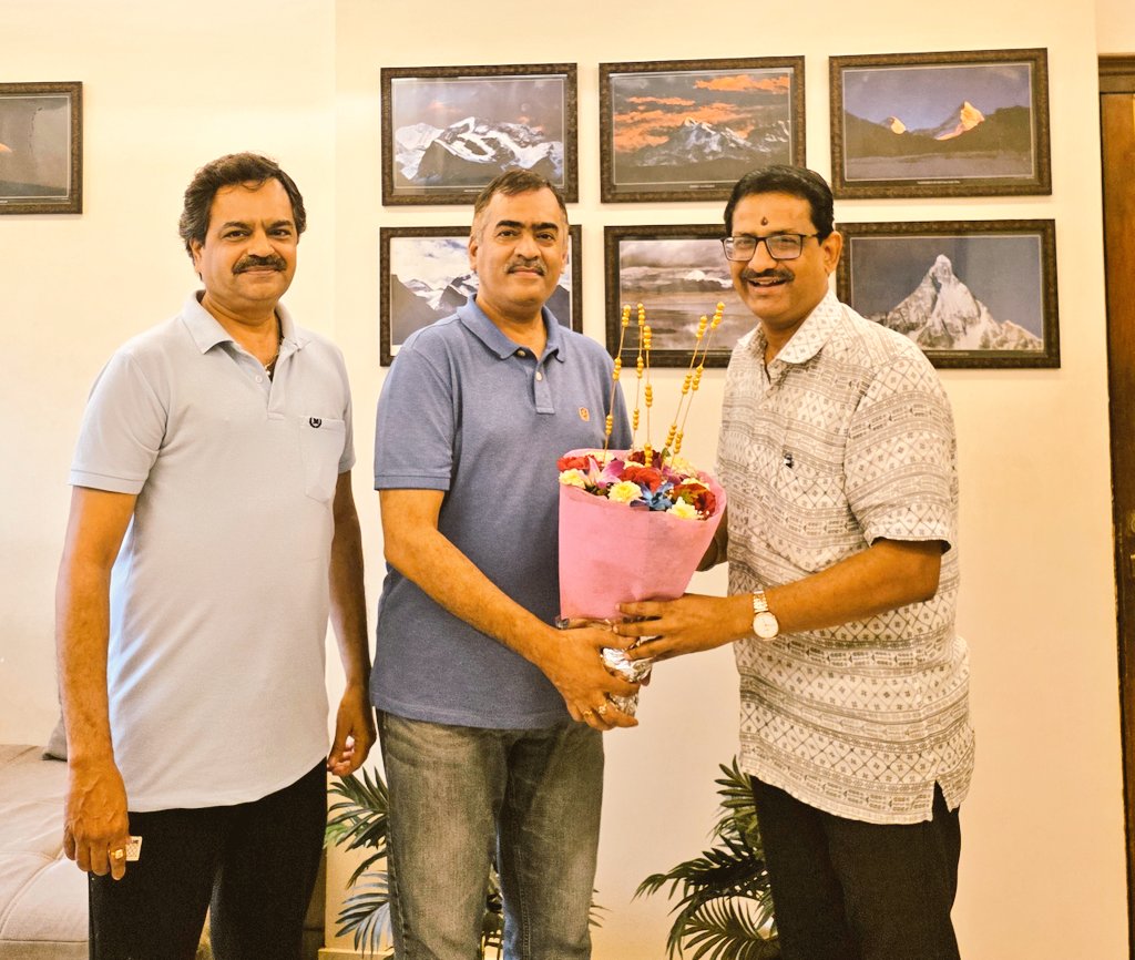 ANIL GALGALI (@anilgalgalirti) on Twitter photo NCP सरचिटणीस आणि प्रवक्ते एड अरविंद तिवारी यांच्या वाढदिवसानिमित्त अनिल गलगली यांनी त्यांना चेंबूर येथील निवासस्थानी भेटून शुभेच्छा दिल्या. यावेळी अनिल तिवारी उपस्थित होते. 
#ANILGALGALIRTI #AnilGalgali #Mumbai NCP सरचिटणीस आणि प्रवक्ते एड अरविंद तिवारी यांच्या वाढदिवसानिमित्त अनिल गलगली यांनी त्यांना चेंबूर येथील निवासस्थानी भेटून शुभेच्छा दिल्या. यावेळी अनिल तिवारी उपस्थित होते. 
#ANILGALGALIRTI #AnilGalgali #Mumbai