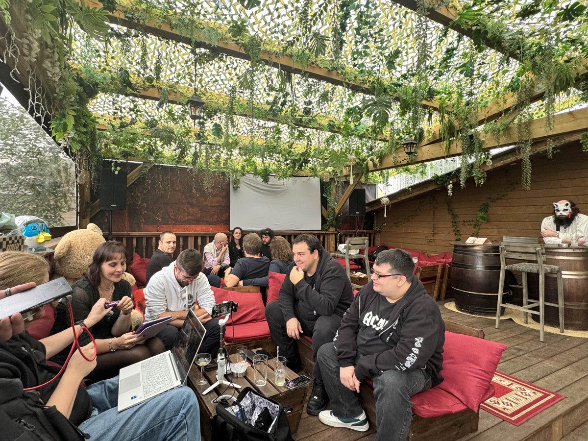 De retour du #BarCitizen de Fougères ! 🍻
Que de bons moments passés sur place avec vous tous✨

Merci notamment à <a href="/Pulsar42_SC/">Pulsar42</a>  pour l'orga, à <a href="/Verveine24/">verveine 🫖 a-peu-près ✨</a> pour le stream et également à <a href="/Frederic_Molas/">Joueur du Grenier</a> pour le tchat sur #StarCitizen avec nous sur ce même stream !! ❤️