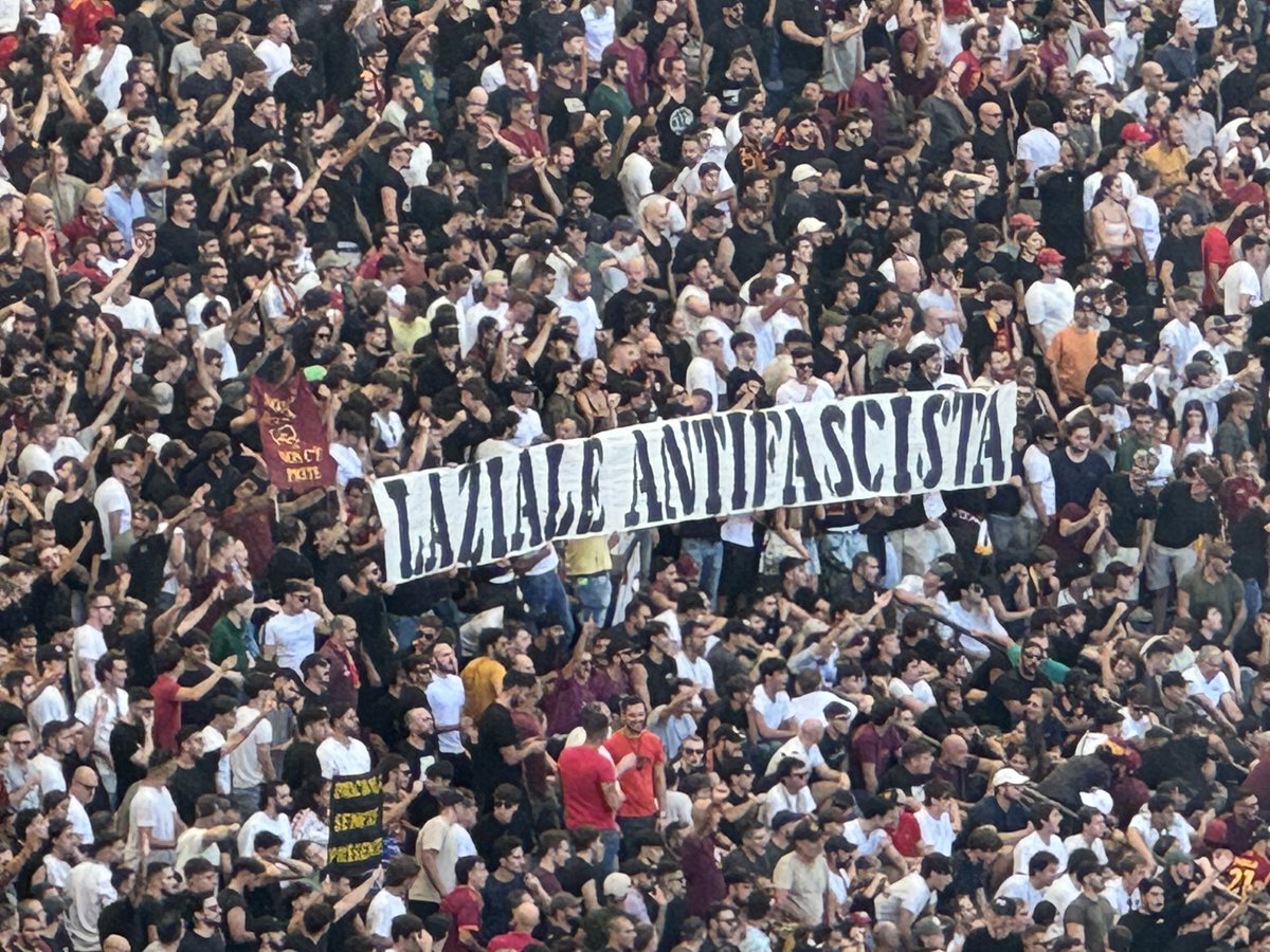 In una miserabile gara a chi è più fascista, gli ultras della #Roma si prendono anche il derby dell'idiozia: nei loro striscioni hanno citato almeno tre volte <a href="/lazio_e/">Lazio e Libertà APS 🚬</a> libertà. Da anni denunciamo la deriva estremista che accomuna gran parte delle curve: serve altro per capirlo?