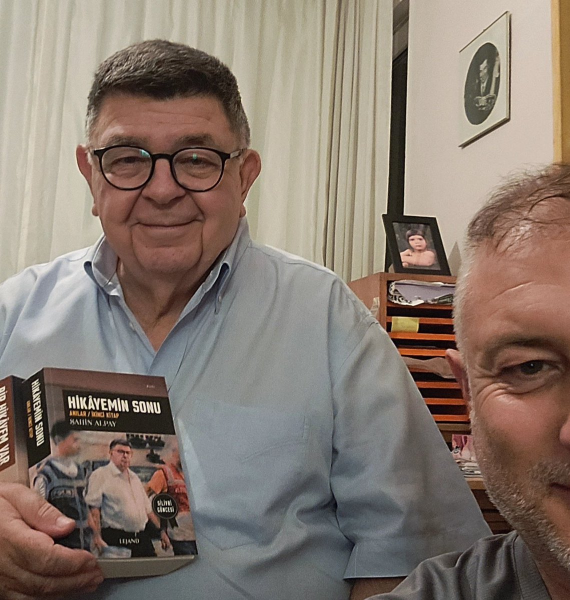 Mülkiye öğrencisiyken sosyalist ideoloji benimsedi.

Silahlı mücadeleyi savunacak kadar radikal bir devrimciydi.

9 yıl süren İsveç sürgününden  liberal, demokrat olarak ülkeye döndü.

Özgürlük ve demokrasiyi savunduğu bir dönemde tutuklandı neden mi?

Zaman'da yazdığı için.