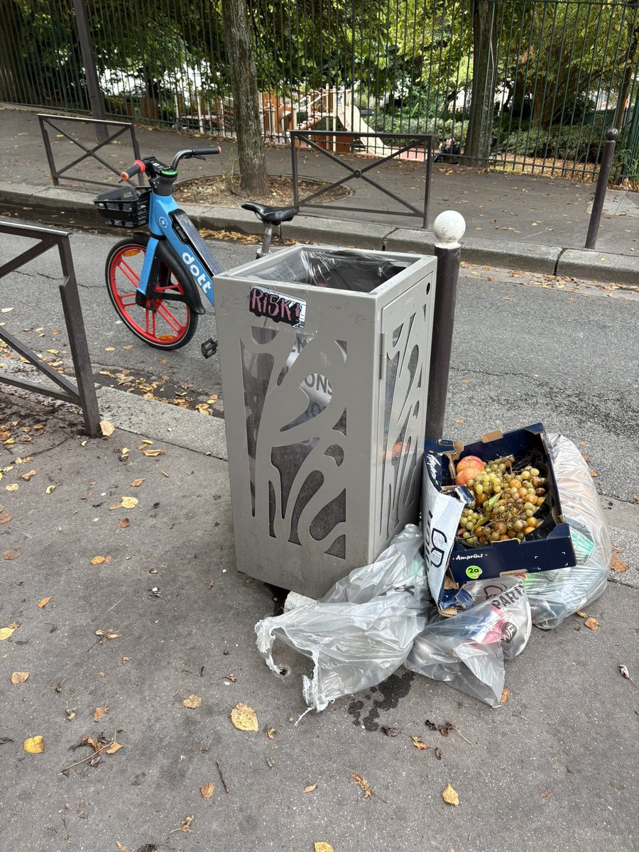 Hong Kong, propre (et safe). Et Paris, super sale et même dégueulasse… 
Un rapport culturel à l’espace public. 
Et puis derrière la propreté, un cadre légal et pénal, qui rappelle les règles. 
Est-ce que c’est bien ? 🤔
On vit mieux là où c’est propre et safe en tout cas 🤷‍♂️