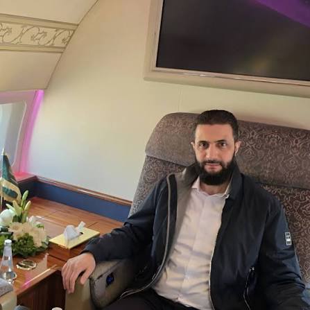 في ختام رحلته الأخيرة إلى قطر الخير، وصل فخامة الرئيس أحمد الشرع ومعالي وزير الخارجية إلى المطار بالتزامن مع موعد إقلاع الطائرة، وكان من المعتاد أن تُعطى الأوامر بالإقلاع فور صعود السيد الرئيس، غير أن بعض أعضاء الوفد تأخروا بسبب ازدحام الطريق، فطُرح على الرئيس خيار الإقلاع من