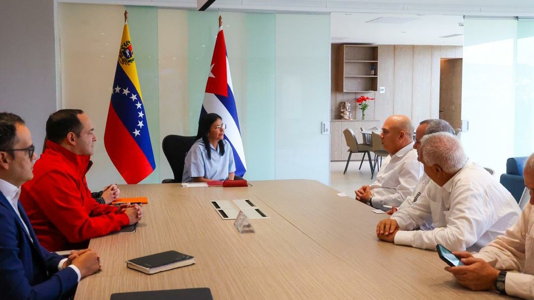 DrRobertoMOjeda's tweet photo. Excelente encuentro con @delcyrodriguezv, Vicepresidenta Ejecutiva de #Venezuela. Seguimos fortaleciendo los lazos de amistad y cooperación entre nuestros pueblos, frente a los desafíos comunes. Avanzamos en la construcción de agendas concretas de trabajo entre nuestros Partidos. https://t.co/Dh448Rw6Ms